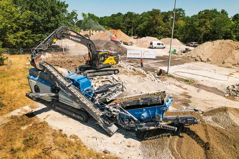 In Erlangen wird der Rückbau zweier Bestandsgebäude auf dem Siemens Technology Campus erstmals ausschließlich mit elektrisch betriebenen Maschinen durchgeführt. Die Arbeiten verlaufen den Beteiligten zufolge emissionsfrei, leise und mit einer Recyclingquote von 96 %. Quelle: Treffpunkt.Bau