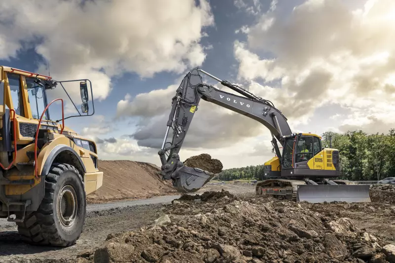 In seiner neuesten Version bietet der ECR355 7 % mehr Hub- und 4 % mehr Zugkraft als das Vorgängermodell.