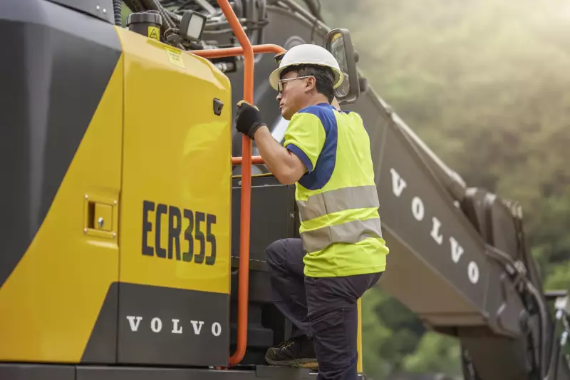 Nach dem bequemen Einstieg mit griffigen Handläufen erwartet die Fahrer eine geräumige, ergonomisch eingerichtete Kabine. 