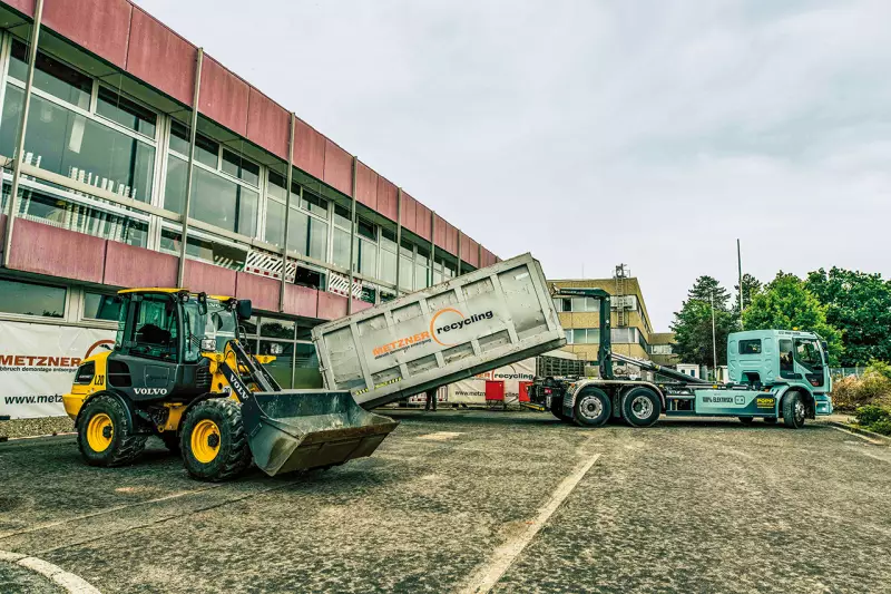 Beim Rückbau kombinieren Siemens Real Estate als Bauherr, Metzner Recycling, Volvo Construction Equipment, Volvo Trucks, Husqvarna Construction, Robert Aebi und die Erlanger Stadtwerke ihre jeweiligen Kernkompetenzen. Volvo stellt den elektrischen Maschinenpark, Metzner organisiert Rückbau und Recycling, Husqvarna führt präzise Innenabbrüche aus, und Volvo Trucks übernimmt die emissionsfreie Logistik. Quelle: Volvo CE