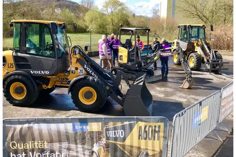 Während der Informationstage präsentierte Volvo CE erstmals die neuesten elektrischen Volvo-Baumaschinen: den Radlader L20 Electric und den Kurzheckbagger ECR18 Electric. Quelle: Volvo CE