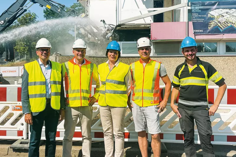 Die Projektpartner (v. l.): Torsten Höppner, Siemens Digital Industries, Daniel Bechmann, Siemens Real Estate, Therese Schmitz-Hillebrecht, Volvo CE, Michael Metzner, Metzner Recycling, sowie Peter Bauer, Volvo CE. Quelle: Volvo CE