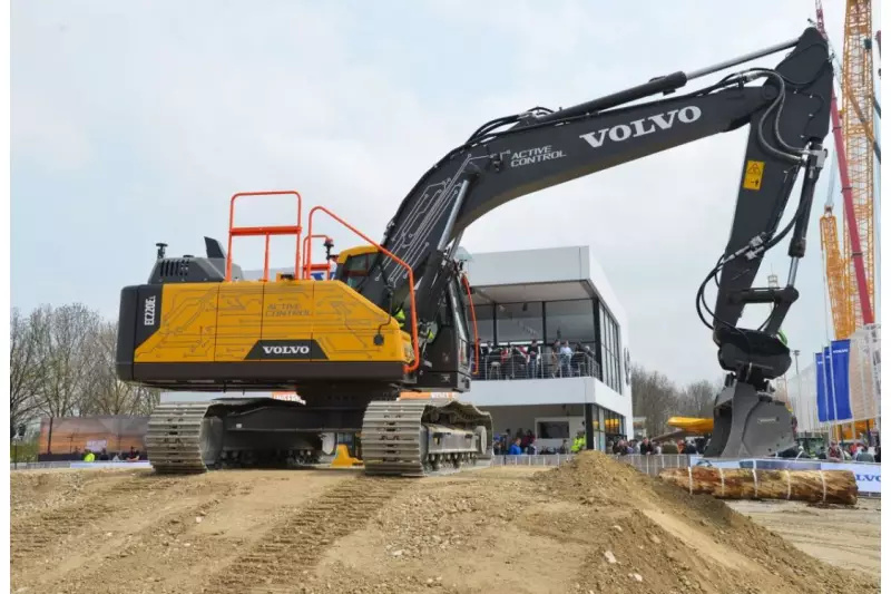 Ebenfalls viel beachtet auf der bauma: Die neue Planierautomatik „Volvo Active Control“ automatisiert die Bewegungen von Ausleger und Löffel. Die neue Option macht den Bagger zu einer teilautonomen Maschine, die auf Knopfdruck für hervorragende Qualität sorgt.