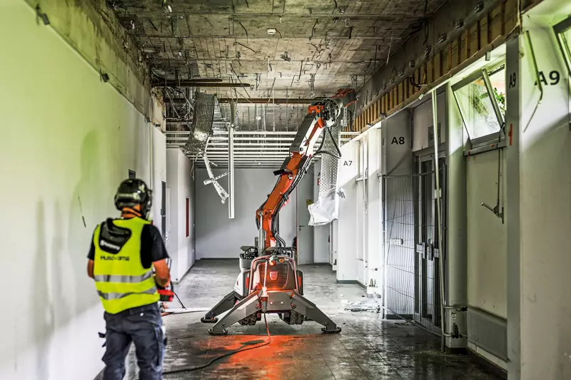 Innerhalb der Gebäude übernehmen die ferngesteuerten Husqvarna DXR-Abbruchroboter DXR 145 und DXR 305 die Rückbauarbeiten an Beton- und Mauerwerk sowie die selektive Entkernung und Schadstoffsanierung. In Kombination mit dem vollelektrischen Volvo ECR18 Electric Kompaktbagger tragen sie dazu bei, Materialien sortenrein zu lösen und für das Recycling vorzubereiten. Ihr Einsatz ermöglicht einen sicheren, emissionsfreien Rückbau in beengten Bereichen. Quelle: Husqvarna Construction