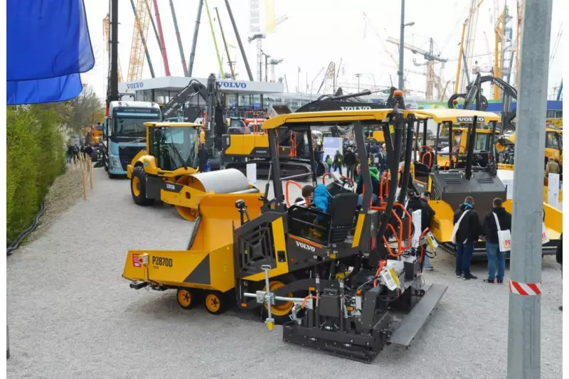 Volvo präsentierte sich auf der bauma als Fullliner und zeigte u. a. die perfekten Partner für kleine und mittlere Straßenprojekte. Die neuen P2820D ABG und P2870D ABG sind die kompaktesten Straßenfertiger in der Volvo-Produktpalette und speziell für die Innenstadt konzipiert.