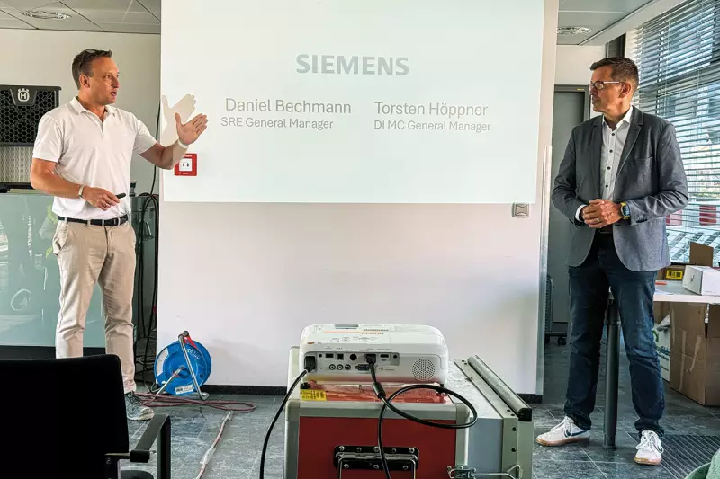 Am Siemens-Standort Erlangen entsteht ein neuer Technologiecampus, der Forschung, Entwicklung und Hightech-Produktion bündelt und nach höchsten Nachhaltigkeitskriterien entsteht. Bei der Veranstaltung am 2. Juli 2025 stellten (v. l.) Daniel Bechmann und Torsten Höppner von Siemens die Pläne im Detail vor. Quelle: Treffpunkt.Bau