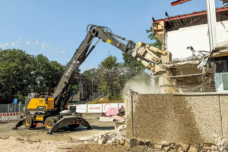 Beim Rückbau der Gebäudehülle kommt der vollelektrische Volvo EW240 Electric MH als Umschlagbagger zum Einsatz. Er übernimmt die Hauptaufgabe beim Abtragen großer Bauteile und arbeitet dabei emissionsfrei und geräuscharm. Quelle: Treffpunkt.Bau
