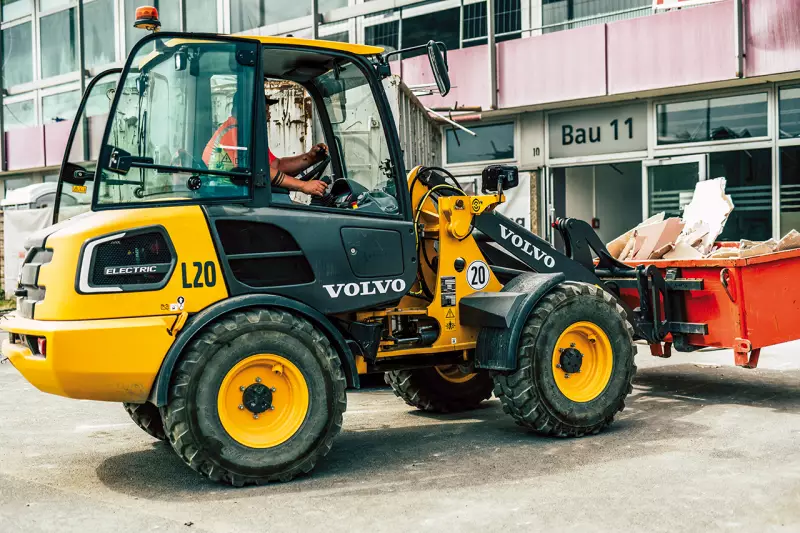 Der vollelektrische Volvo L20 Electric Radlader übernimmt innerhalb der Gebäude den Abtransport des ausgebrochenen Materials und sorgt so für einen reibungslosen Ablauf im Rückbauprozess. Zusätzlich verlädt er direkt auf der Baustelle Container mit verschiedenen Recyclingmaterialien, wodurch Transportwege minimiert und die Wiederverwertung beschleunigt werden. Quelle: Volvo CE