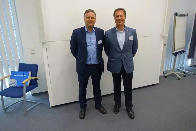 Christian Krauskopf (r.), Geschäftsführer der Volvo CE Germany GmbH, und Dirk Heusing, ABG-Geschäftsführer, informierten über den Produktionsstandort der Volvo-Straßenbaumaschinen Hameln.