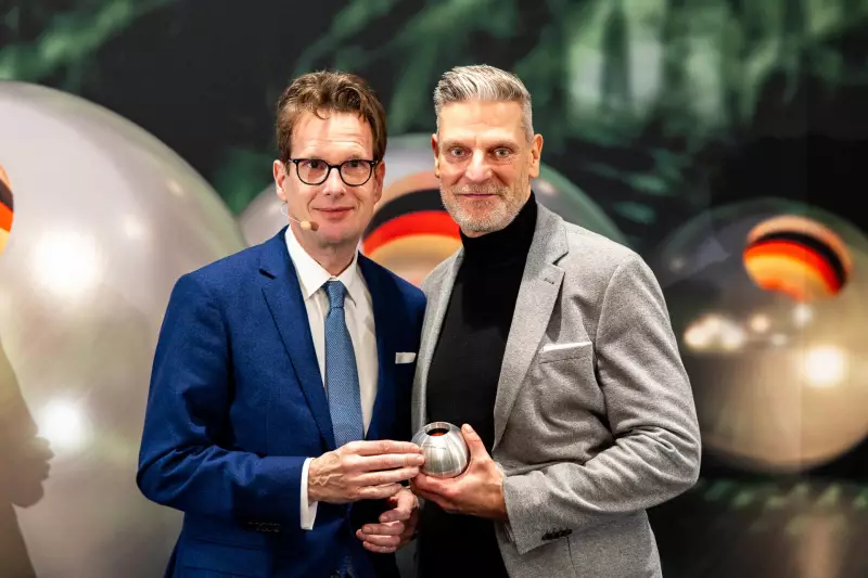 Dr. Otto Schulz, Mitglied des Vorstands DNP und Markus Weckesser, Geschäftsführer & Vice President Volvo Trucks.