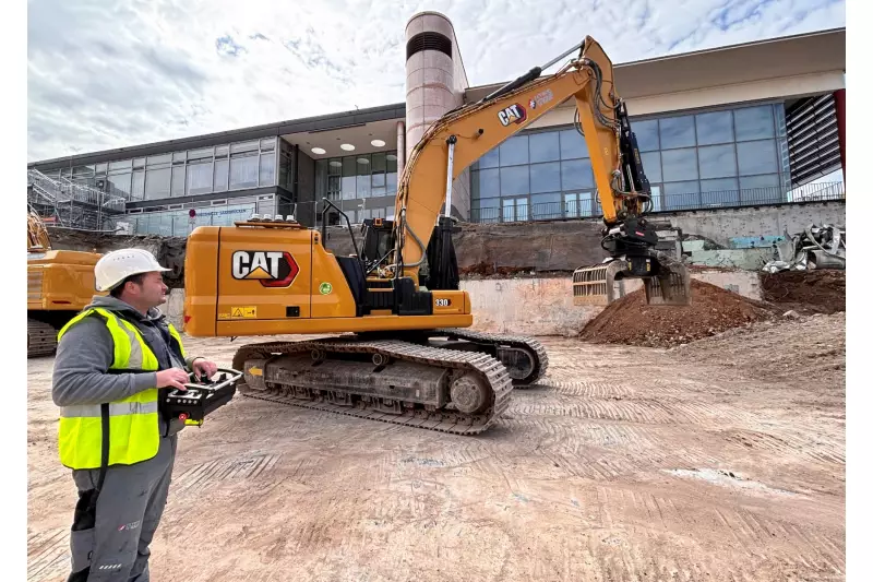 Fahrer Iulian Chirila bewegt den Cat 330 mit einer Steuerkonsole.