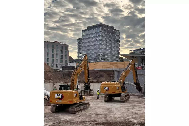 Die Cat Kettenbagger 352 und 330 werden erstmals mit Cat Command über eine Konsole gesteuert.