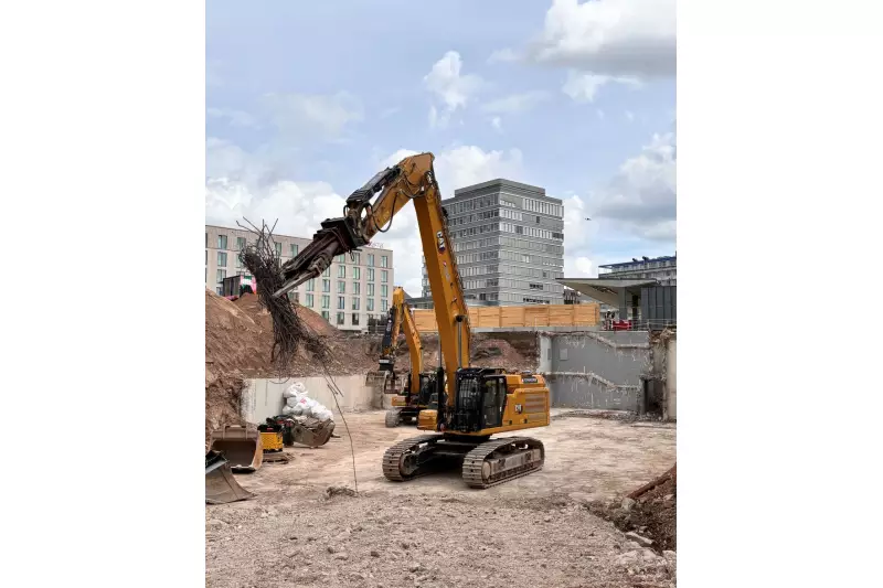 Baumaschinen lassen sich mit Abstand steuern, ohne dass ein Fahrer in der Kabine sitzt. 
