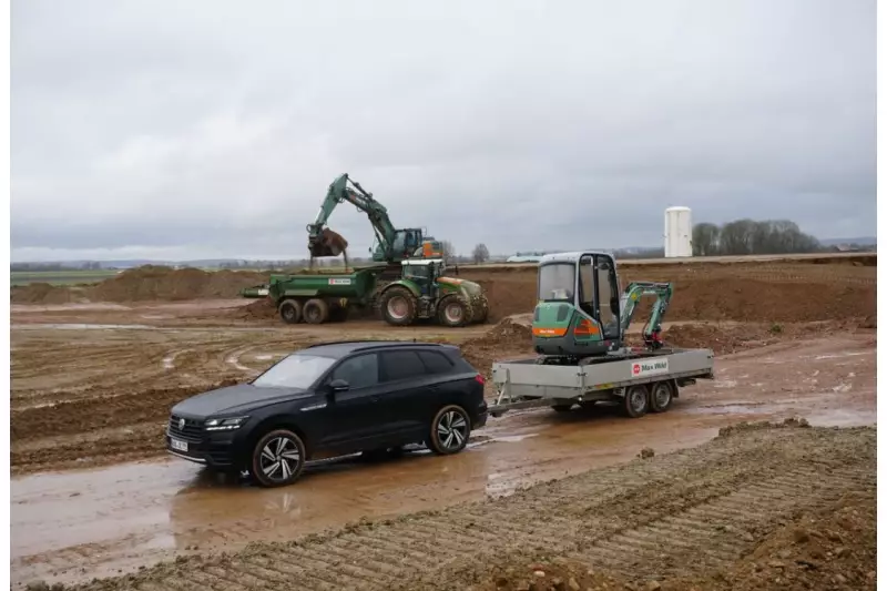 Im schwarzen Anzug auf die Baustelle. Der edel ausgestattete Touareg kennt keine Scheu und schreckt weder vor schlammigen Pisten noch vor bis zu 3,5 t schweren Anhängelasten zurück.