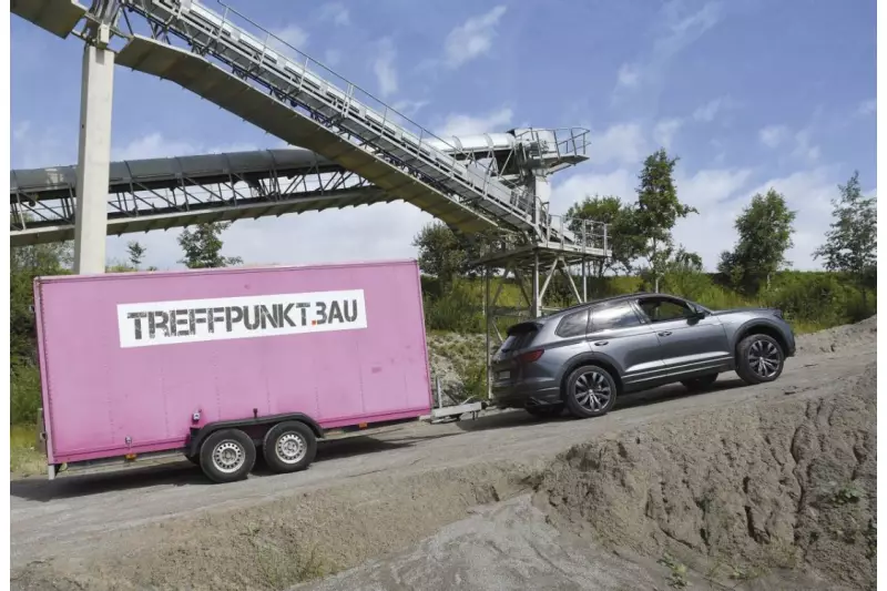 Kraft für zwei. Auch abseits der Straße und mit 3,5-t-Anhänger am Haken ist der V8 eine Macht. Dank Luftfederung lupft sich der Touareg in Sekundenschnelle auf
das um 25 mm höhere „Geländeniveau“ oder gar auf das 70 mm erhöhte „Sondergeländeniveau“.