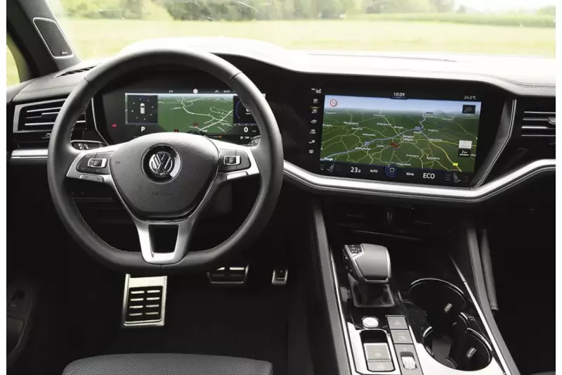 Digitaler Tacho und 15-Zoll-Touchscreen des Infotainmentsystems verschmelzen zum „Innovision Cockpit“,
über das der Fahrer den Großteil aller Funktionen bedient.