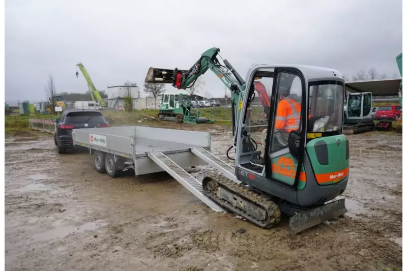 Rund 2 t wiegt der Wacker Neuson ET18, den uns das Bauunternehmen Max Wild als standesgemäße Last zur Verfügung stellte. Stattliche 6.350 kg beträgt die zulässige Gesamtmasse unseres  Test-Touareg im Anhängerbetrieb.