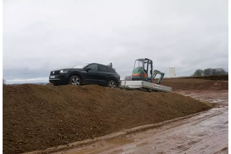 Mit optionalem Offroad-Paket stehen fünf Offroad-Fahrprofile zur Wahl, die das 4Motion-Allradsystem samt der Assistenzsysteme und der Motorsteuerung auf die jeweilige Situation bestmöglich abstimmen. Dank Luftfederung (ebenfalls optional) pumpt sich der Touareg zudem in Sekundenschnelle auf das um 25 mm höhere „Geländeniveau“ oder gar auf das 70 mm erhöhte „Sondergeländeniveau“ .