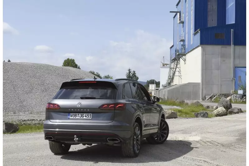 Von wegen Fahrerauto. Auch für die Hinterbänkler hat der Touareg viel zu
bieten. Vier Personen mit Gepäck reisen äußerst großzügig.