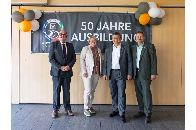Wirtgen Geschäftsführer Dr. Cyrus Barimani (3.v.l.) begrüßte (v.l.n.r.) Windhagens Ortsbürgermeister Hans-Dieter Geiger, ehrenamtliche Kreisbeigeordnete Birgit Haas und Verbandsgemeindebürgermeister Michael Christ.