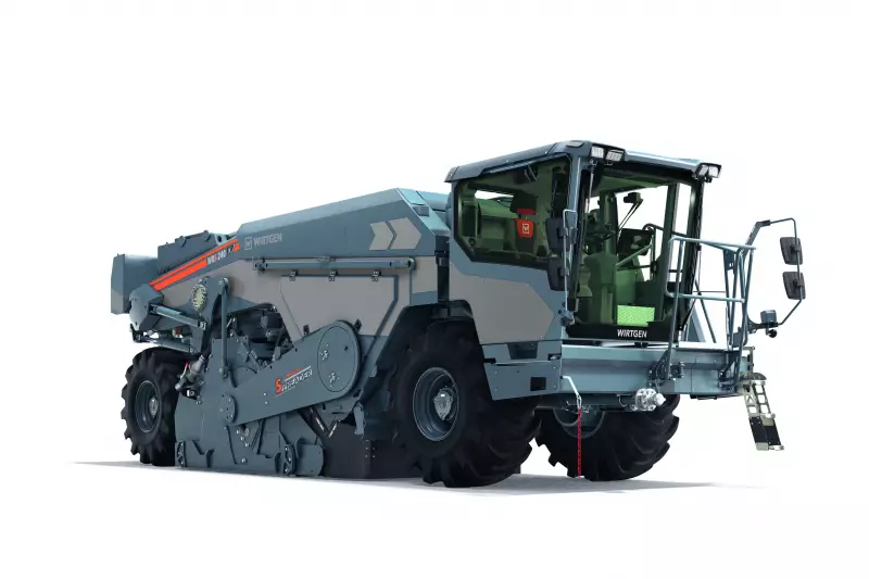 Mit einer Arbeitsbreite von 2.320 mm und einer Arbeitstiefe bis 510 mm erreicht der WRC 240 X eine Leistung von bis zu 600 Tonnen pro Stunde.