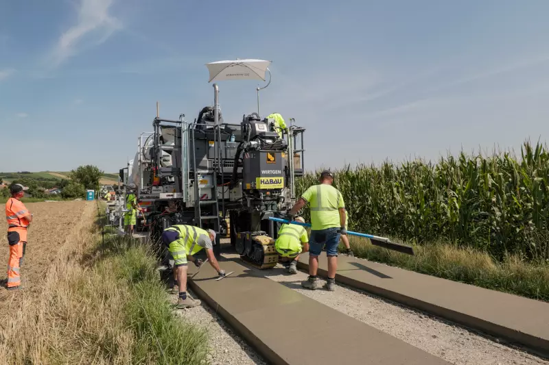 Der kompakte Gleitschalungsfertiger SP 33 ermöglicht den präzisen Einbau verschiedener Profile, wie zum Beispiel Spurbahnprofilen. 