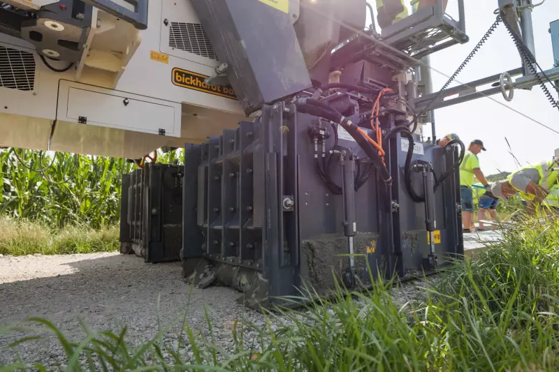 Schnell wechselbare Schalungen und die Möglichkeit, zwei Mulden gleichzeitig zu beschicken, zeigen die hohe Einsatzflexibilität des Wirtgen SP 33.
