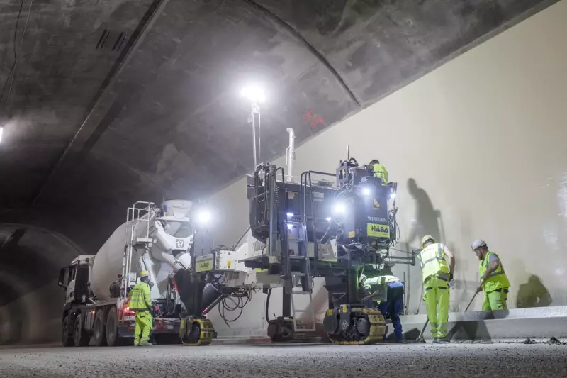 Beim Einbau mit dem Wirtgen Gleitschalungsfertiger muss eine konstante Betonbeschickung gesichert werden.
