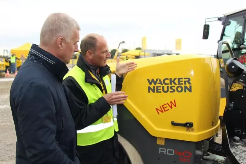 Thomas Greschner erklärte den
Journalisten die neue Wacker
Neuson Walzengeneration.