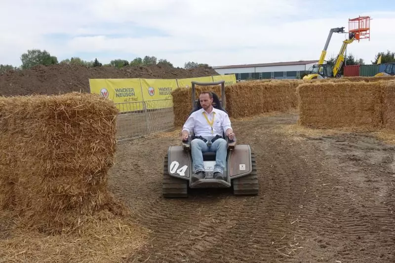 Mit dem Raupenracer hatten die Besucher viel Spaß. Auf der Rennstrecke wurden regelrechte Fabelzeiten in den Schlamm gebrannt.