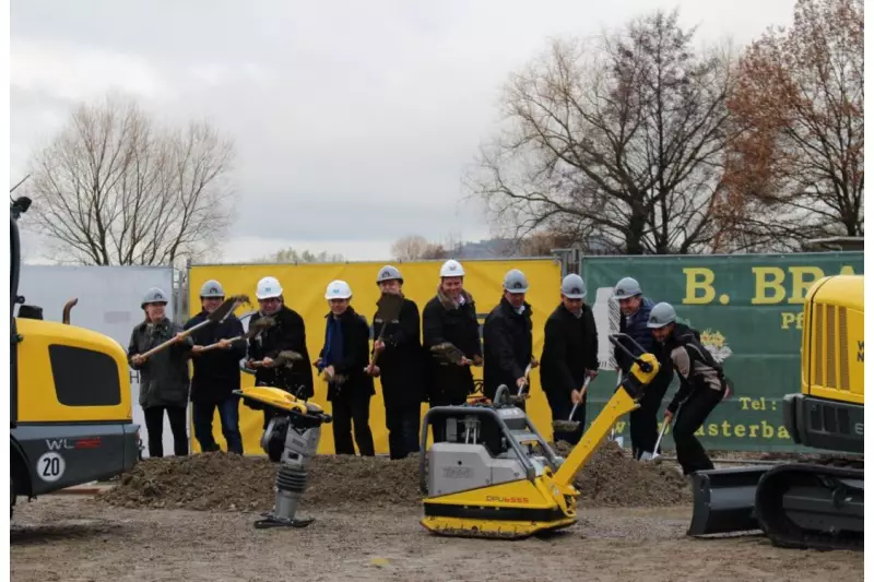 V.l.n.r.: Nicole Riße-Hasenkamp (Wirtschaftsförderin der Stadt Bad Krozingen), 	Andreas Schmid (Dezernent der Stadt Bad Krozingen), Dieter Thürwächter (Stahlbau Schauenberg GmbH), Hubert Dufner (Stahlbau Schauenberg GmbH), Volker Kieber (Bürgermeister Bad Krozingen), Thomas Knapp (Vertriebsleiter Wacker Neuson Region Südwest), Roman Giesel (Gebietsverkaufsleiter Wacker Neuson Freiburg), Daniel Göhringer (Niederlassungsleiter Wacker Neuson Freiburg), Georg Wolf-Sebottendorff (Herecon Projektmanager) und Steve Braun (Pflasterbau Braun).