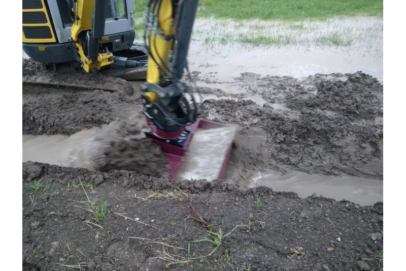  Selbst, wenn das Wasser schon da ist, kann es durch schnelles Ziehen von Gräben mit dem VarioLöffel noch in die richtigen Bahnen gelenkt werden. 
