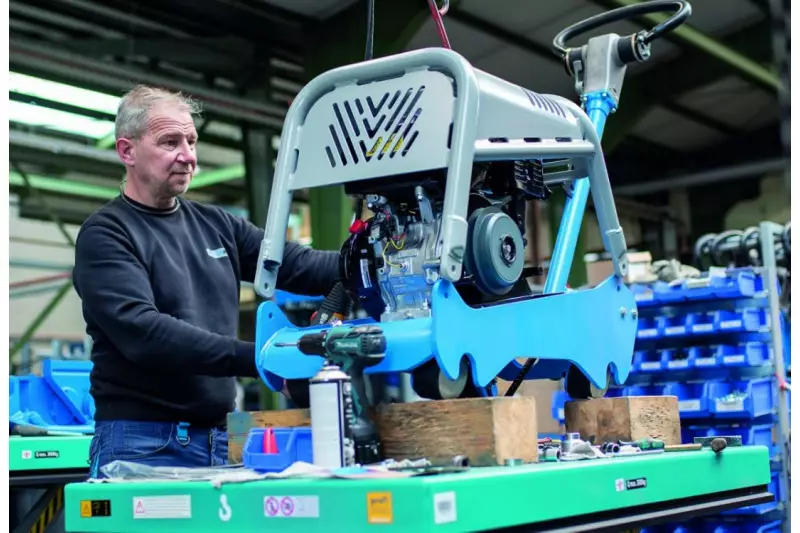 Montage eines Bodenverdichters. Weber MT beschäftigt rund 200 Mitarbeiter/innen.