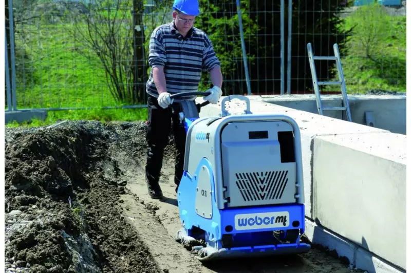 Das Einsatzspektrum der reversierbaren CR 8 Rüttelplatte reicht vom klassischen Erdbau bis hin zum Pflasterbau.