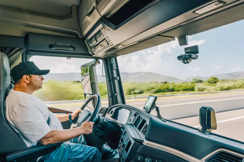 Bei „Webfleet Video“ soll KI sicherheitsrelevante Ereignisse erkennen, ohne die Kamera zur permanenten Fahrerüberwachung zu machen. Konfigurierbare Einstellungen für Aufnahmen und Zugriffe sollen dabei die Privatsphäre der Fahrerinnen und Fahrer schützen. Foto: Webfleet
