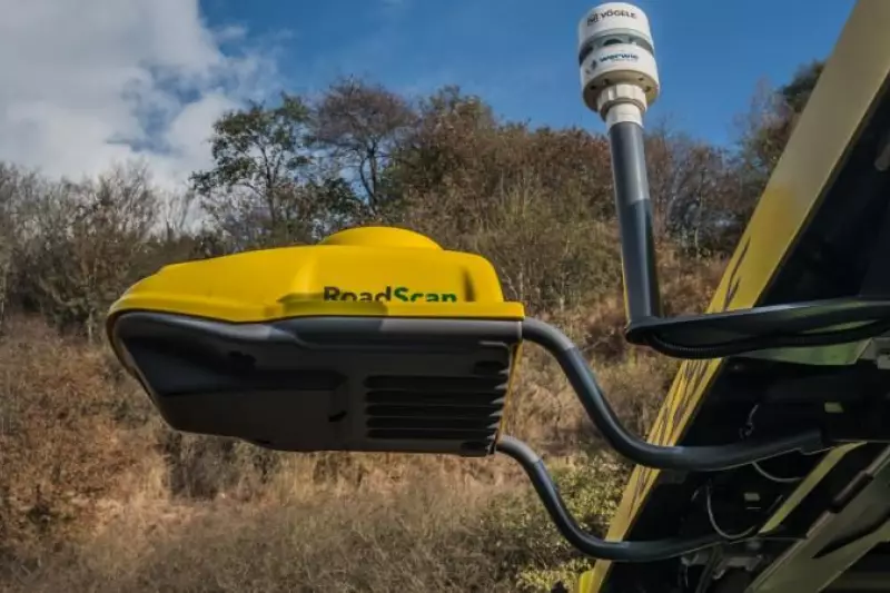 Eine Infrarotkamera, das Kernstück des „RoadScans“, scannt den Asphalt hinter der Bohle mit einer Messbreite von zehn Metern flächendeckend auf seine Temperaturwerte. Eine Wetterstation ermöglicht zudem die Aufzeichnung von Daten zur Luftfeuchtigkeit, zum Luftdruck oder zu Windstärke und Windrichtung. 