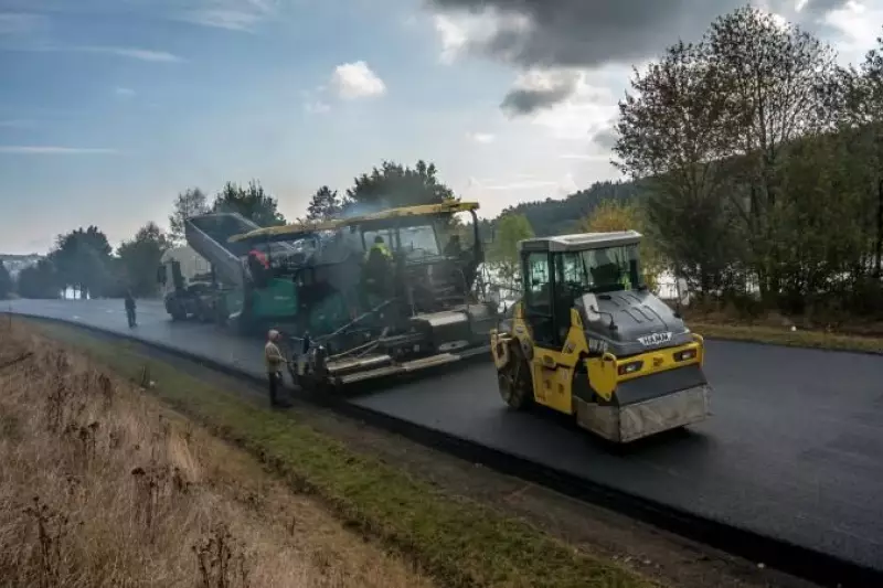 Werwie hat die Fritz Herzog AG mit insgesamt vier Maschinen bei der Sanierung der B 255 in Hessen unterstützt. Mit einem Vögele Beschicker vom Typ MT 3000-2i, einem Straßenfertiger Super 2100-3i sowie zwei Hamm Walzen (DV 65 und DV 85) lief beim Einbau von Binder- und Deckschicht alles glatt.