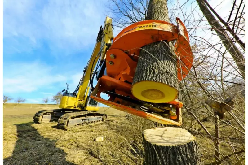 Der Woodcracker CS610 compact ist eine leichte Maschine für den Baggeranbau, die die Effizienz der Maschinen steigert.