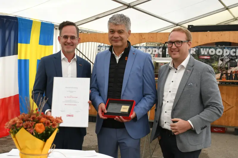 Für seine Leistungen wurde Werner Steininger (Mitte), Gründer und Geschäftsführer von Westtech, von einer Delegation der oberösterreichischen Wirtschaftskammer mit der Wirtschaftsmedaille in Gold geehrt.
