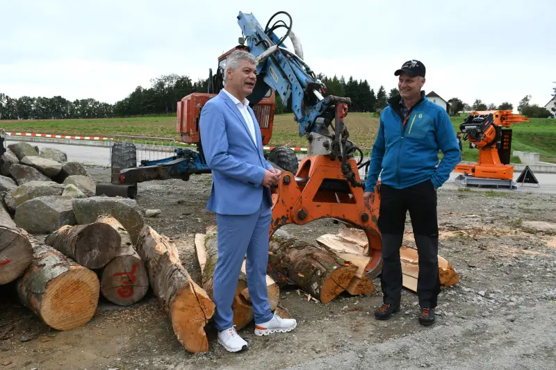 Der Urahn aller Woodcracker als Ehrengast. Thomas Gloggner (r.) arbeitet mit dem von Werner Steininger vor 20 Jahren handgefertigten Einzelstück bis heute im Holz. Als Trägergerät dient ein ebenso uriger Kaiser-Schreitbagger