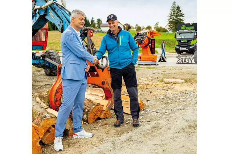 Der Urahn aller Woodcracker als Ehrengast. Thomas Gloggner (r.) arbeitet mit dem von Werner Steininger vor 20 Jahren handgefertigten Einzelstück bis heute im Holz. Als Trägergerät dient ein ebenso uriger Kaiser-Schreitbagger. Quelle: Westtech