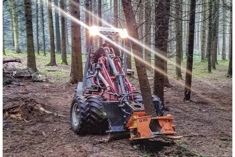 Diese Kombination mit einem Hoflader findet sich häufig im landwirtschaftlichen Einsatz wieder.