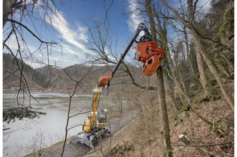 Sägen statt kneifen. Der kürzlich neu vorgestellte Woodcracker CS510 crane ist eine kardanische Greifersäge. Die Maschine eignet sich perfekt für Sicherheitsbaumfällungen. Quelle: Westtech