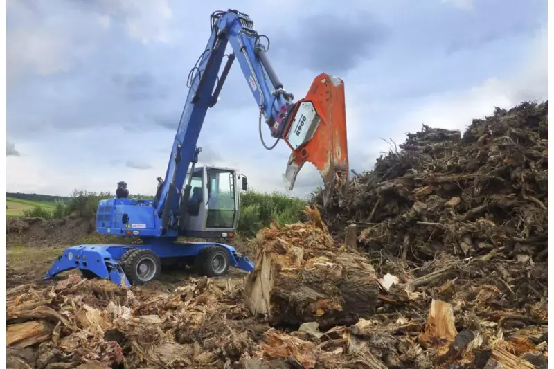 Holzaufbereitung zur Hackschnitzelherstellung ist ein Hauptaufgabengebiet der Woodcracker. Neben Rodescheren und Roderechen gibt es auch Wurzelstockscheren, um die Biomasse optimal zu nutzen. Quelle: Westtech