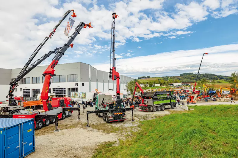 Zur Jubiläumsfeier in Prambachkirchen waren Kundenfahrzeuge angereist, die die vielfältigen Einsatzmöglichkeiten der Woodcracker auch unter extremen Bedingungen demonstrierten. Quelle: Westtech
