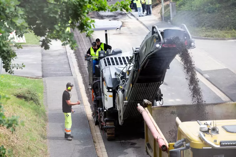 Am ersten Tag frästen die Auszubildenden mit einer W 120 Fi und W 50 Ri den 450 Meter langen und 5 Meter breiten Straßenbelag an der Hallerbacher Straße ab.