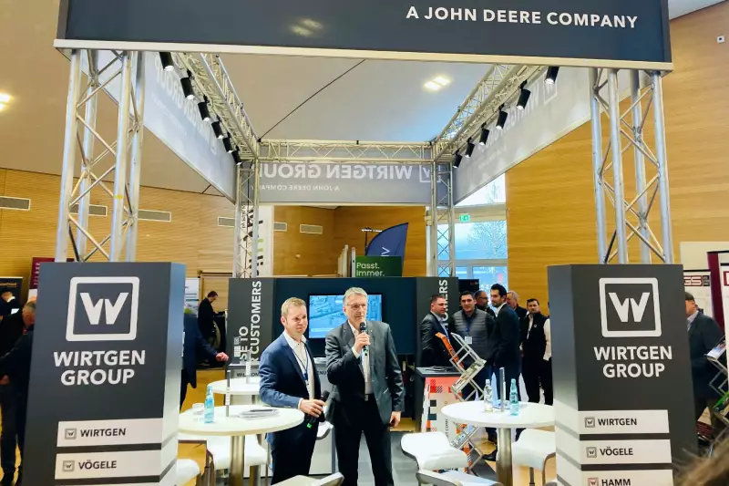 Beim traditionellen Presserundgangs im Rahmen der Fachausstellungs-Eröffnung gaben Markus Bühl, Vertriebsleiter ROAD Süd/Ost, Wirtgen Deutschland und VDBUM-Geschäftsführer Dieter Schnittjer, u. a. einen Ausblick auf die sechs Vortragsthemen des Unternehmensverbundes.
