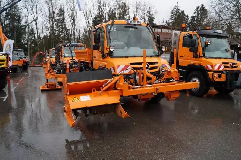 Der Unimog U423 mit Anbaugeräten für den Bankett- bzw. Straßenbau.