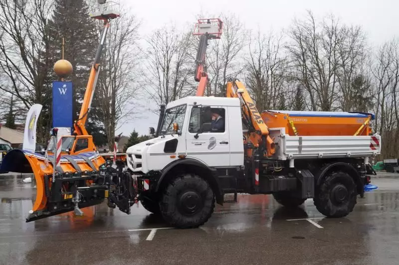 Der neue hochgeländegängige Unimog mit Schneepflug und Flachsilo-Aufbaustreumaschine von Schmidt.