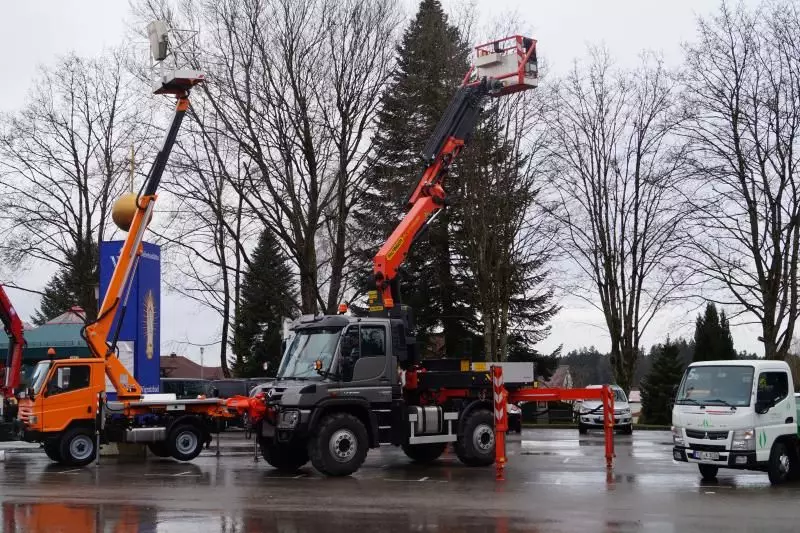 Der Unimog U527 mit 272 PS, Seilwinde und Palfinger-Ladekran mit einer max. Reichweite von 29,4 m.